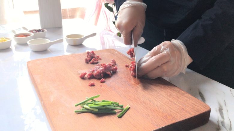 麻婆豆腐,<a style='color:red;display:inline-block;' href='/shicai/ 216'>牛肉</a>切丁