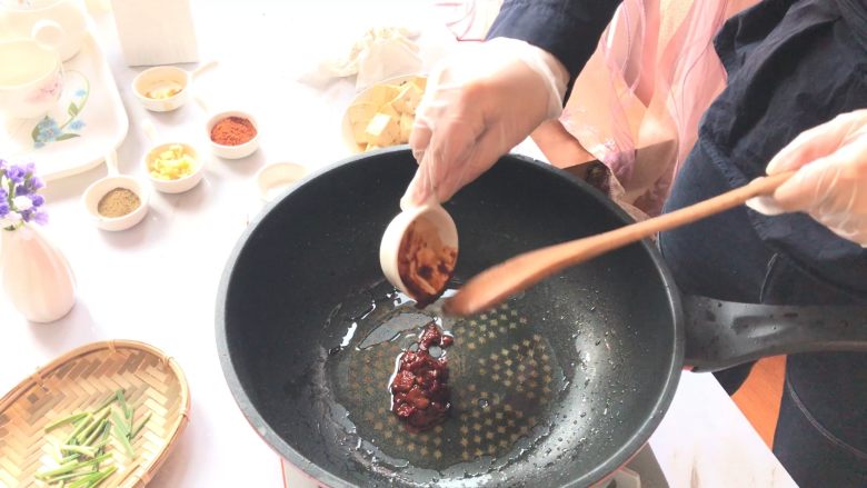 麻婆豆腐,另起锅加入适量油和1汤匙豆瓣酱小火翻炒