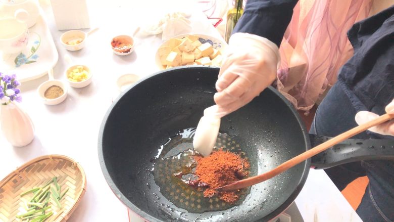 麻婆豆腐,加入1汤匙<a style='color:red;display:inline-block;' href='/shicai/ 9613'>辣椒面</a>