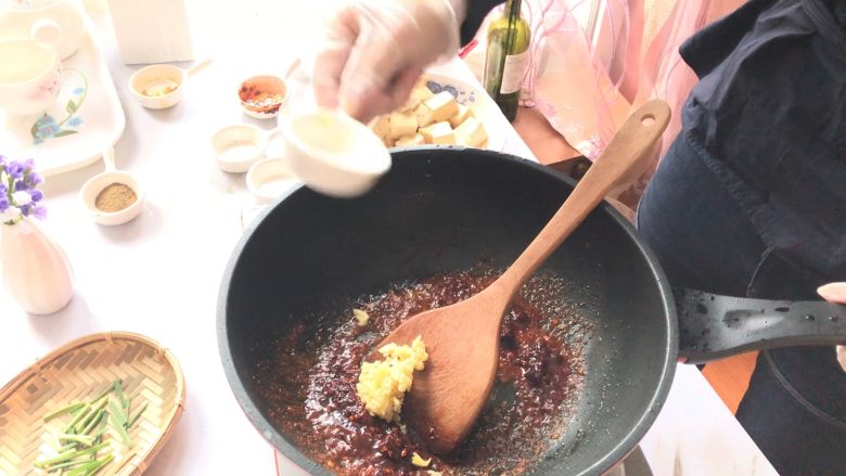 麻婆豆腐,倒入适量<a style='color:red;display:inline-block;' href='/shicai/ 9145'>蒜泥</a>