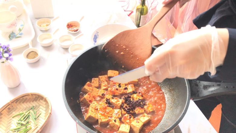麻婆豆腐,加入牛肉臊子翻炒均匀