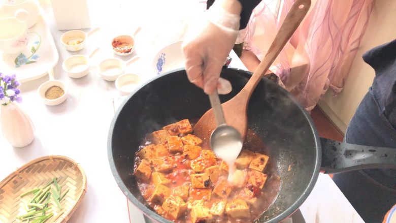 麻婆豆腐,第三次使其彻底粘合,不吐水