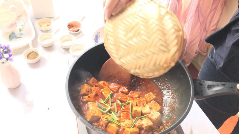 麻婆豆腐,加入蒜叶,小火炒香