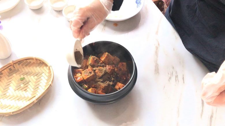 麻婆豆腐,撒上适量<a style='color:red;display:inline-block;' href='/shicai/ 12043'>花椒粉</a>
