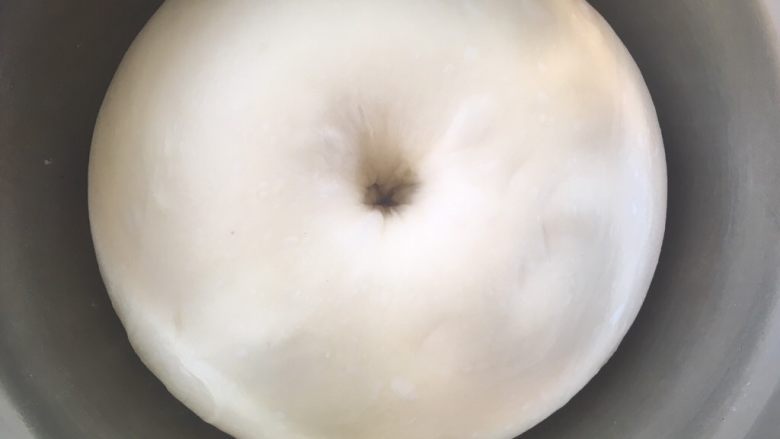 红豆包,发酵好的面团,手指沾干粉按下去,有个圆圆的洞,有轻微回弹即可