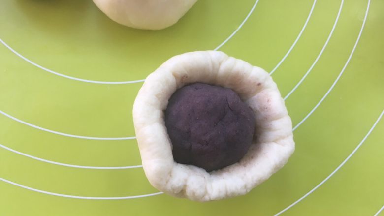 红豆包,包裹上豆沙馅,一点点收好收口