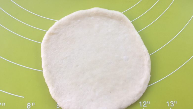红豆包,取一份松弛好的面团,用擀面杖擀成圆片