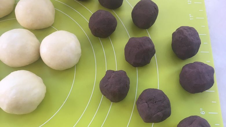 红豆包,松弛面团的时间将豆沙馅分成10等份,我用的自己炒的豆沙馅,少糖少油
