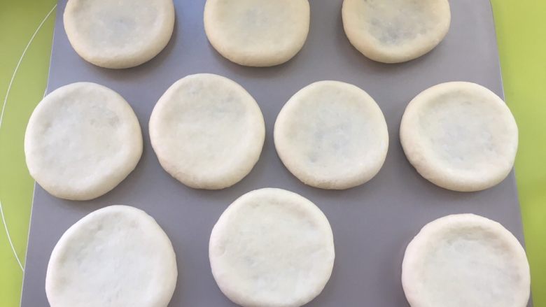 红豆包,全部做好后,将豆沙包放到无边烤盘上