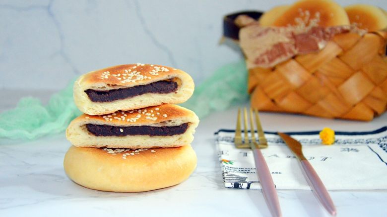 红豆包,一起入烤箱烤20分钟,出炉拿掉表层烤盘,凉透即可食用