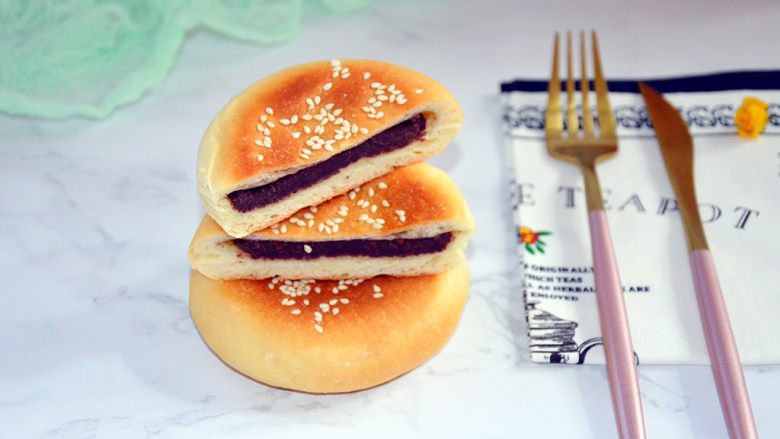 红豆包,凉至手温密封保存,自己做的少油少糖,吃起来更健康