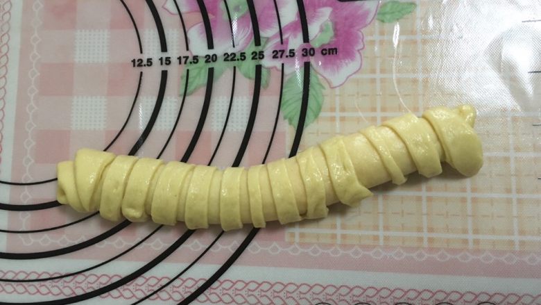 奶黄毛毛虫面包,卷起来,是不是特像一条毛毛虫~