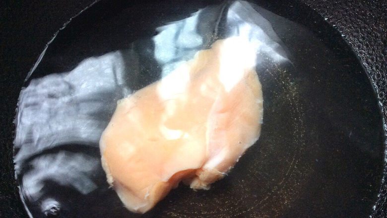 凉拌蒜香三丝,凉水下锅加入葱姜,料酒,煮8分钟即可