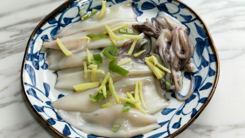 #做妈妈的拿手菜#爆炒鱿鱼,葱姜切丝,翻去去皮的鱿鱼中。