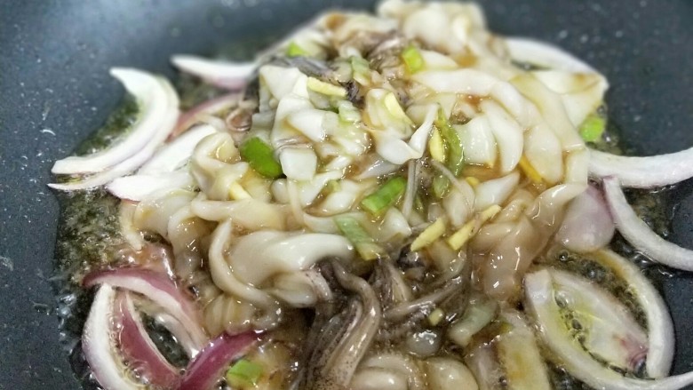 #做妈妈的拿手菜#爆炒鱿鱼,之后倒入腌制好的鱿鱼,大火2分钟。