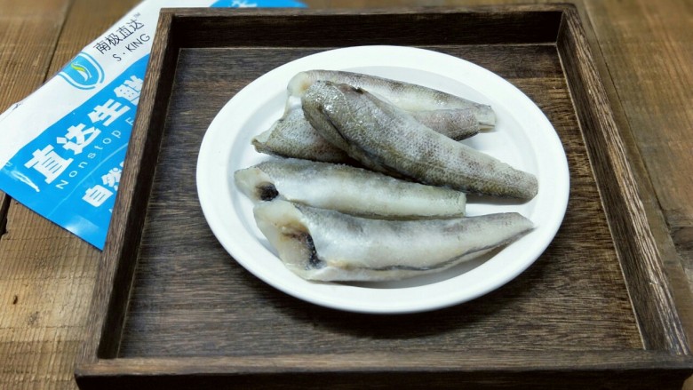 #做妈妈的拿手菜#红烧冰鱼段,京东买的南极冰鱼段,特别新鲜,快递给力,收到后还冻的邦邦硬。