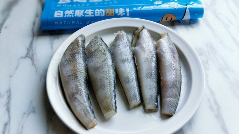 #做妈妈的拿手菜#红烧冰鱼段,将南极冰鱼段从包装取出,放在室温自然化冻。