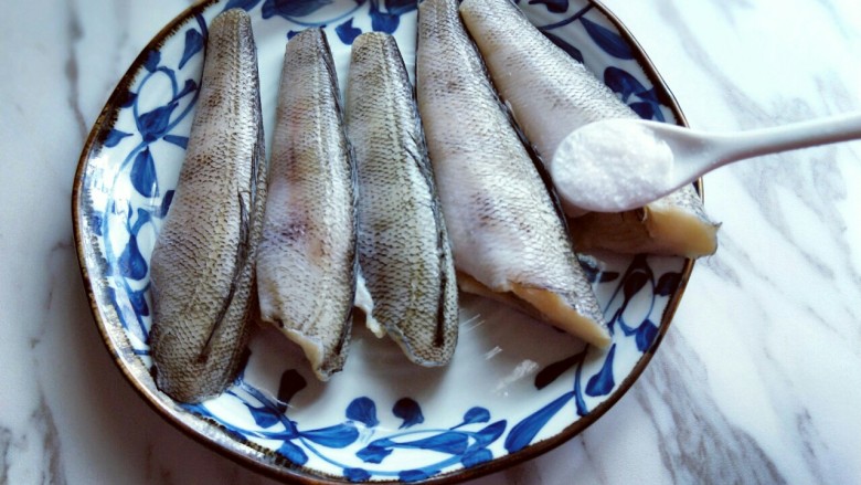 #做妈妈的拿手菜#红烧冰鱼段,加入盐,盐的量根据个人口味放。
