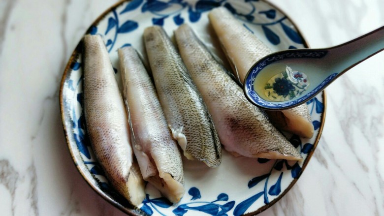 #做妈妈的拿手菜#红烧冰鱼段,再加入将处理好的南极冰鱼段放入器具中,加入食用盐,<a style='color:red;display:inline-block;' href='/shicai/ 718'>料酒</a>,用手轻轻按摩。