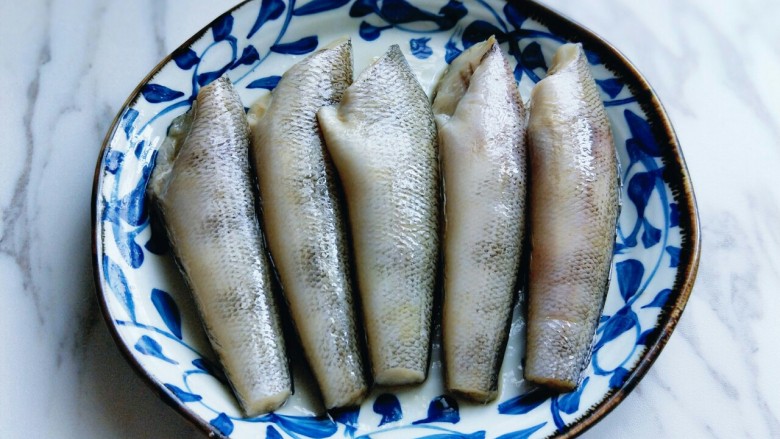 #做妈妈的拿手菜#红烧冰鱼段,腌制30分钟。(现在天气比较热,可以封上保鲜膜,放入冰箱冷藏腌制)