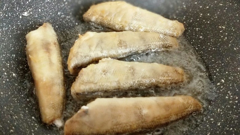 #做妈妈的拿手菜#红烧冰鱼段,中小火煎鱼,煎至两面金黄夹出备用。