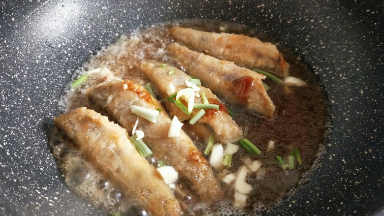 #做妈妈的拿手菜#红烧冰鱼段,加入纯净水,没过南极冰鱼段为宜,再加入切好的葱姜蒜,盖上盖子将鱼段炖熟,最后收汤即可。(约8分钟样子)
