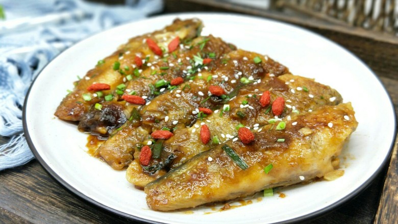 #做妈妈的拿手菜#红烧冰鱼段,肉质细腻,有弹性。就一根大鱼刺,吃起来特别方便。