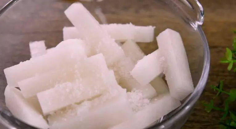 教你腌又脆又酸的萝卜条,一看就懂!,放入碗中,用盐腌制15分钟