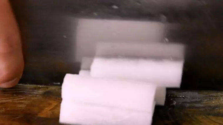 教你腌又脆又酸的萝卜条,一看就懂!,改刀切条备用