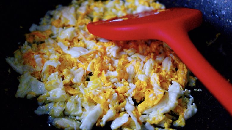 鲜掉眉毛的烟台韭菜盒子,陶瓷锅烧热后,加入<a style='color:red;display:inline-block;' href='/shicai/ 849'>花生油</a>烧至6成热时,把鸡蛋直接打散在锅中,用硅胶铲子来翻炒鸡蛋,(直接打散在锅中的鸡蛋,口感爽滑细腻又鲜嫩,大家可以试试哈)