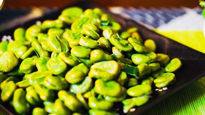 上海菜-蚕豆,锅里焖煮收汁,放入盐,味精,糖