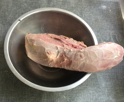 葱扒牛舌,刮去舌苔,除去外皮