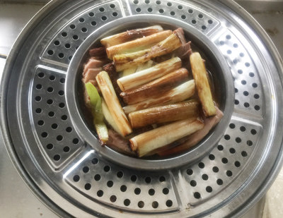 葱扒牛舌,加开水(或牛尾汤)上笼蒸一小时