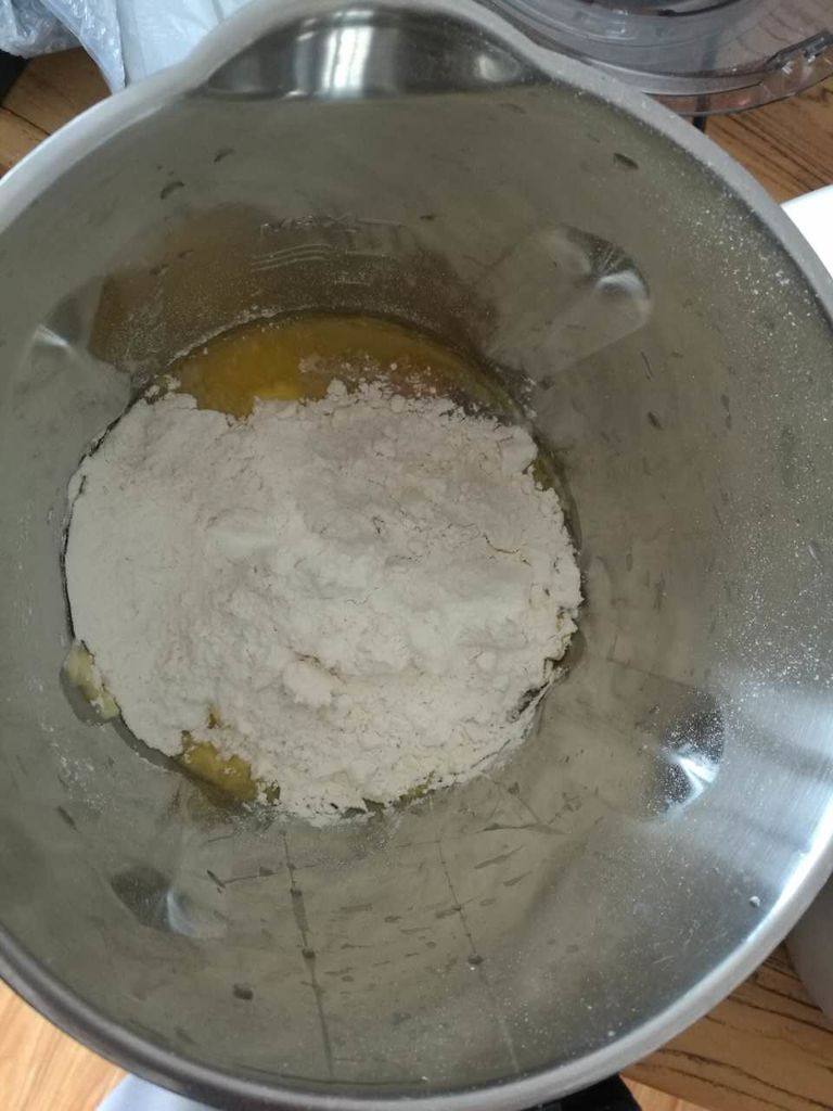松软拉丝吐司面包,3. 除黄油外,把其余材料放入不锈钢杯中,盖上杯盖
速度设为一档;时间设为6分钟;温度0°,启动按钮