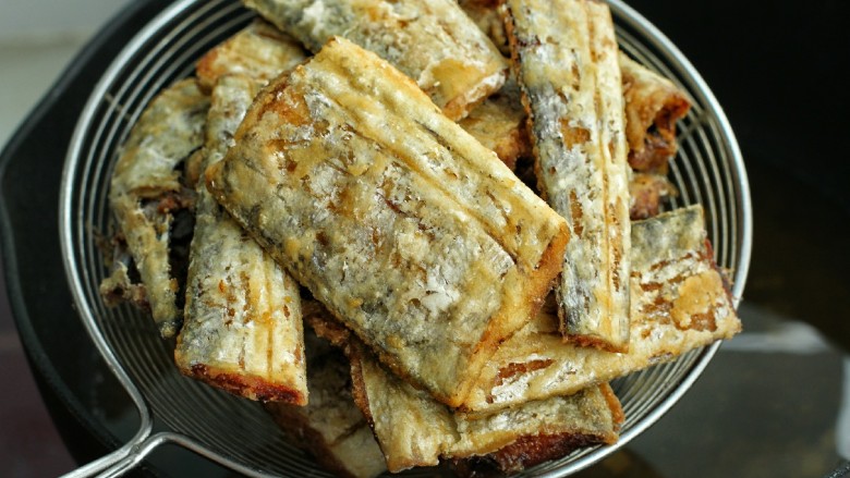 糖醋香酥带鱼,待表面金黄酥脆,捞出控油