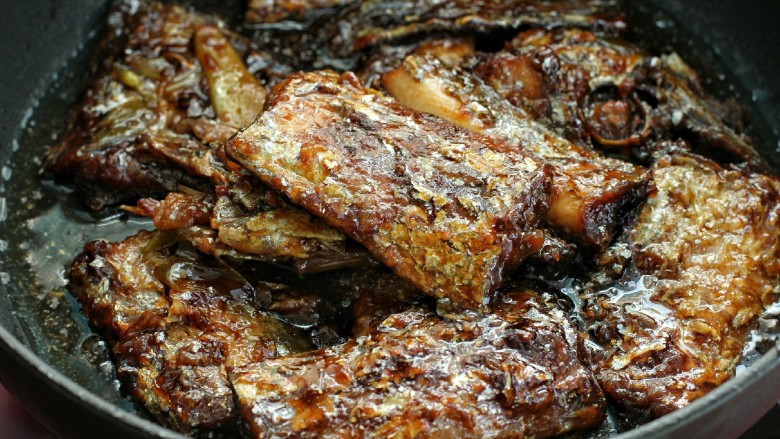 糖醋香酥带鱼,再倒入普通锅中大火收一下汤汁即可