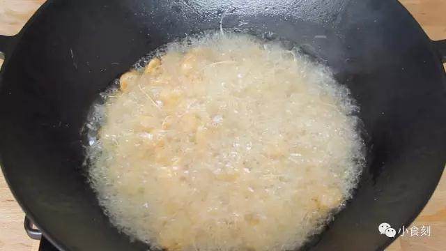 夏天的礼物——油爆虾,虾捞出,油继续加热到冒青烟放入虾复炸30秒左右捞出
