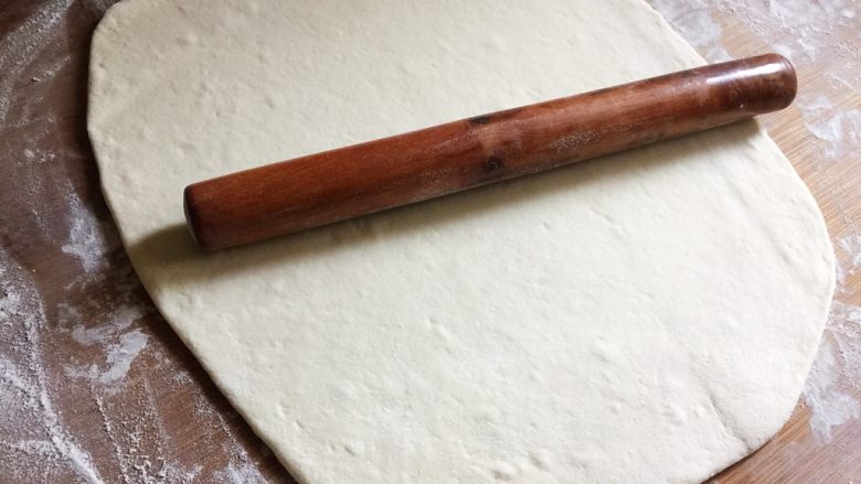 三色馒头卷,三个面团全部发酵完成,分别揉成光滑的面团,再用擀面杖分别擀成约半厘米厚薄的大面皮,然后整齐叠起,从上往下卷