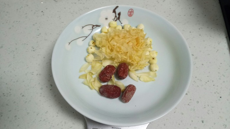 银耳莲子百合红枣冰糖羹,<a style='color:red;display:inline-block;' href='/shicai/ 2470'>红枣</a>准备好