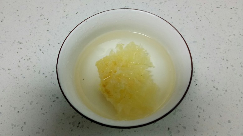 银耳莲子百合红枣冰糖羹,银耳用清水泡软。