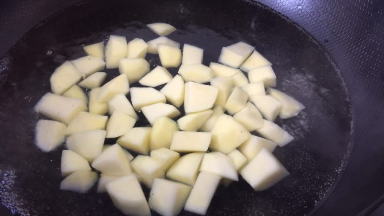 老干妈土豆粒,锅里放水,加入一勺盐,土豆粒放入沸水中煮至8成熟