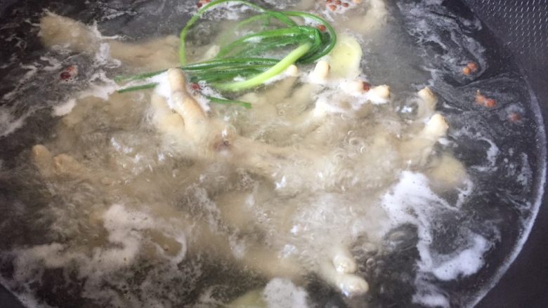糟卤鸡爪,鸡爪煮8~10分钟就捞出,根据大小和自己的喜好决定,反正不能煮太长时间口感不好