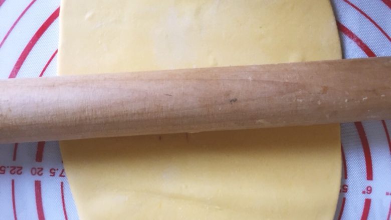 南瓜豆沙包,反复揉搓,用擀面杖排气。