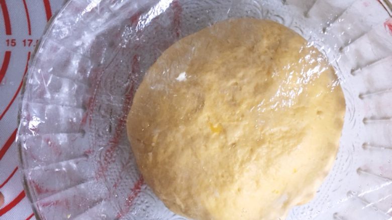 南瓜豆沙包,所有材料混合均匀揉成面团,盖上保鲜膜发酵