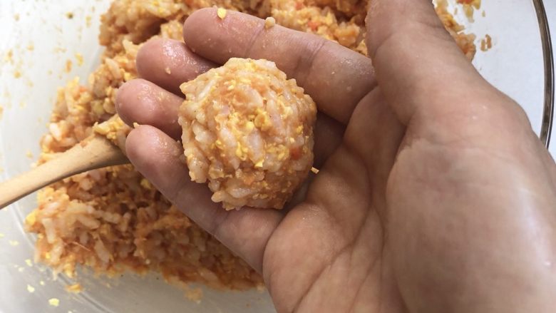 牛肉玉米擦擦饭,手洗干净,团成一个个球状