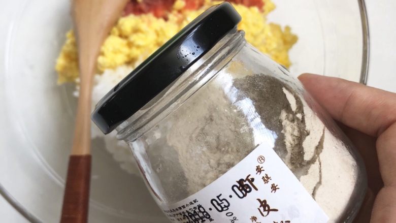 牛肉玉米擦擦饭,玉米细末、牛肉胡萝卜泥、熟米饭倒入干净的碗里,加入少许<a style='color:red;display:inline-block;' href='/shicai/ 71370'>虾皮粉</a>