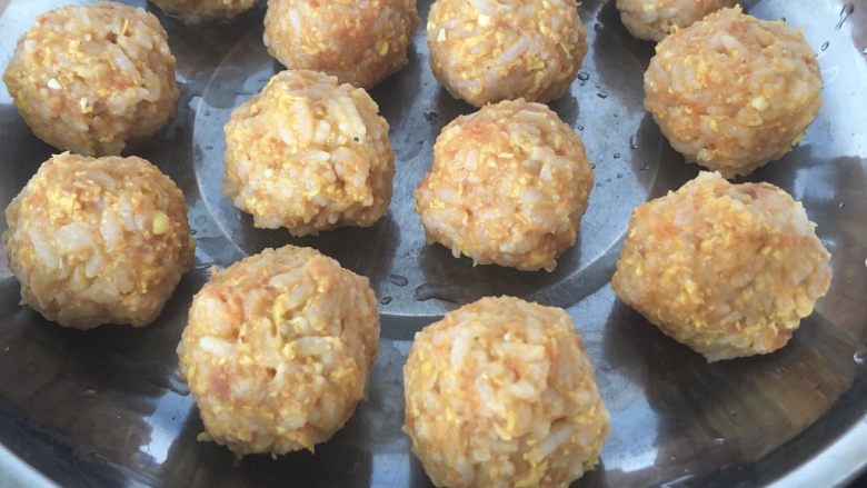 牛肉玉米擦擦饭,团好的米饭团放入盘子,上蒸锅蒸二十分钟