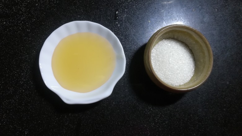 花式烤香葱&蜜糖吐司条,先来准备甜味的配料,砂糖最好用粗粒的。吃起来嘎嘣脆的感觉。