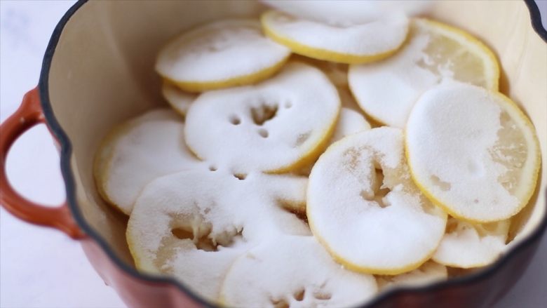 柠檬蜜&柠檬冰红茶,砂糖分三次加入,这是第一次加糖