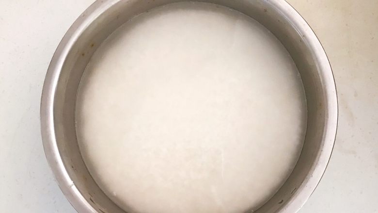 北方传统粽子,在糯米盆中加入冷水清洗3遍,再加入足量冷水浸泡24小时